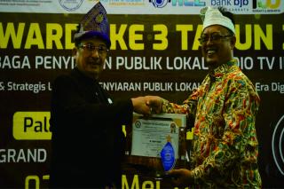 Bupati Sukiman Terima Penghargaan Bupati Peduli Radio Media Informasi pada Rakornas dan LPPL Award Ke III Tahun 2023
